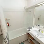 2p 42m² Terrasse / Piscine / Clim / ! Lägenhet